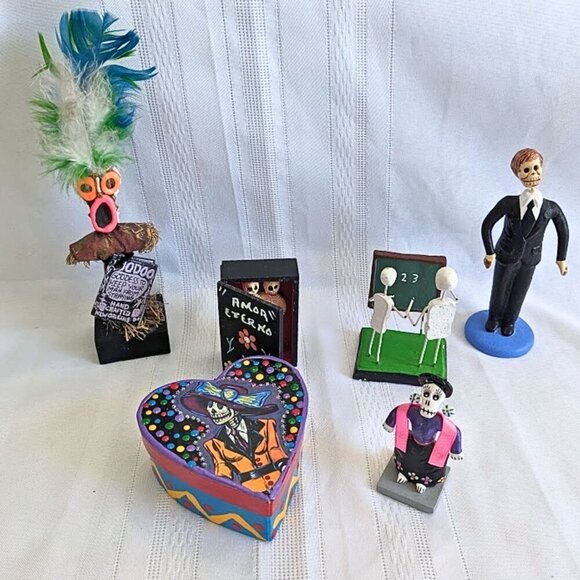 DIA DE LOS MUERTOS Set of 6 Assorted Altar Skeleton Halloween Miniatures 3-6" - Picture 1 of 5